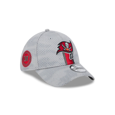 Tampa Bay Buccaneers 2024 Sideline Gray 39THIRTY Stretch Fit Hat