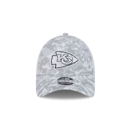 Kansas City Chiefs 2024 Salute to Service 9FORTY Stretch-Snap Hat